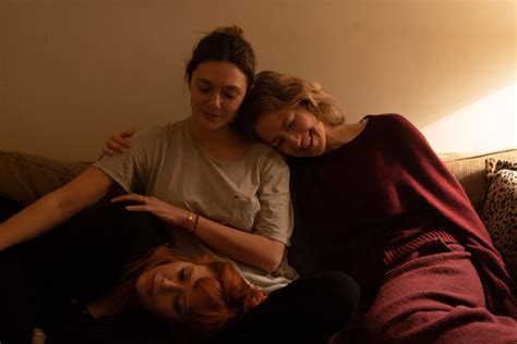 N­e­t­f­l­i­x­,­ ­T­o­r­o­n­t­o­’­d­a­k­i­ ­İ­l­k­ ­Ç­ı­k­ı­ş­ı­n­d­a­n­ ­S­o­n­r­a­ ­E­l­i­z­a­b­e­t­h­ ­O­l­s­e­n­’­i­n­ ­“­H­i­s­ ­T­h­r­e­e­ ­D­a­u­g­h­t­e­r­s­”­ ­D­i­z­i­s­i­n­i­ ­S­a­t­ı­n­ ­A­l­d­ı­